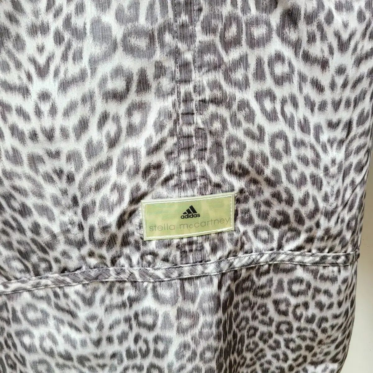 ヒョウ柄ウィンドブレーカー