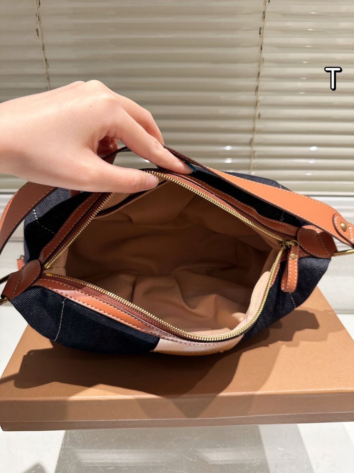 BURBERRY　バッグ 今日特価】Burberry TB バッグ 28×23cm フォールドギフト