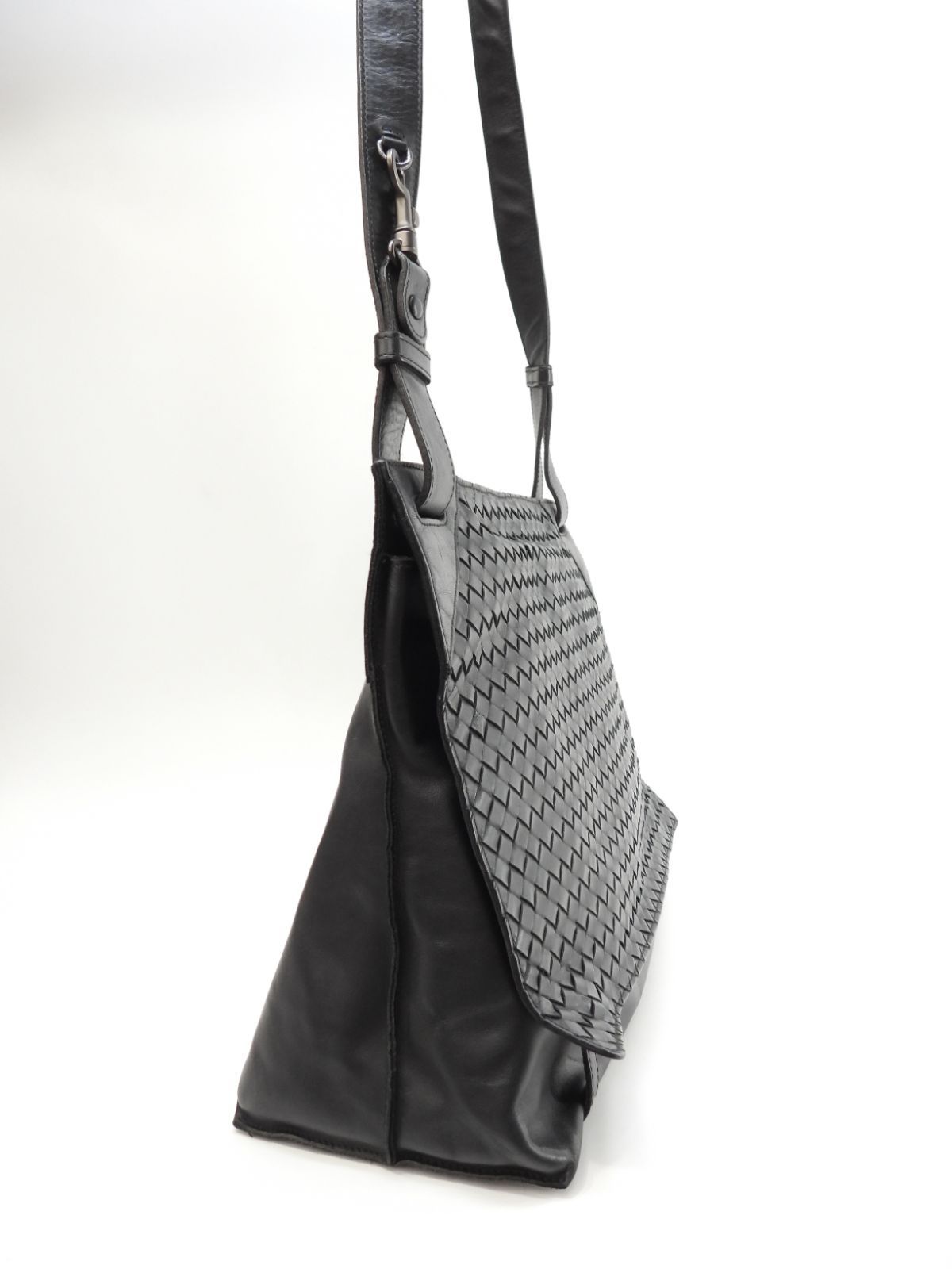 ボッテガヴェネタ メッセンジャーバッグ イントレチャート レザー黒