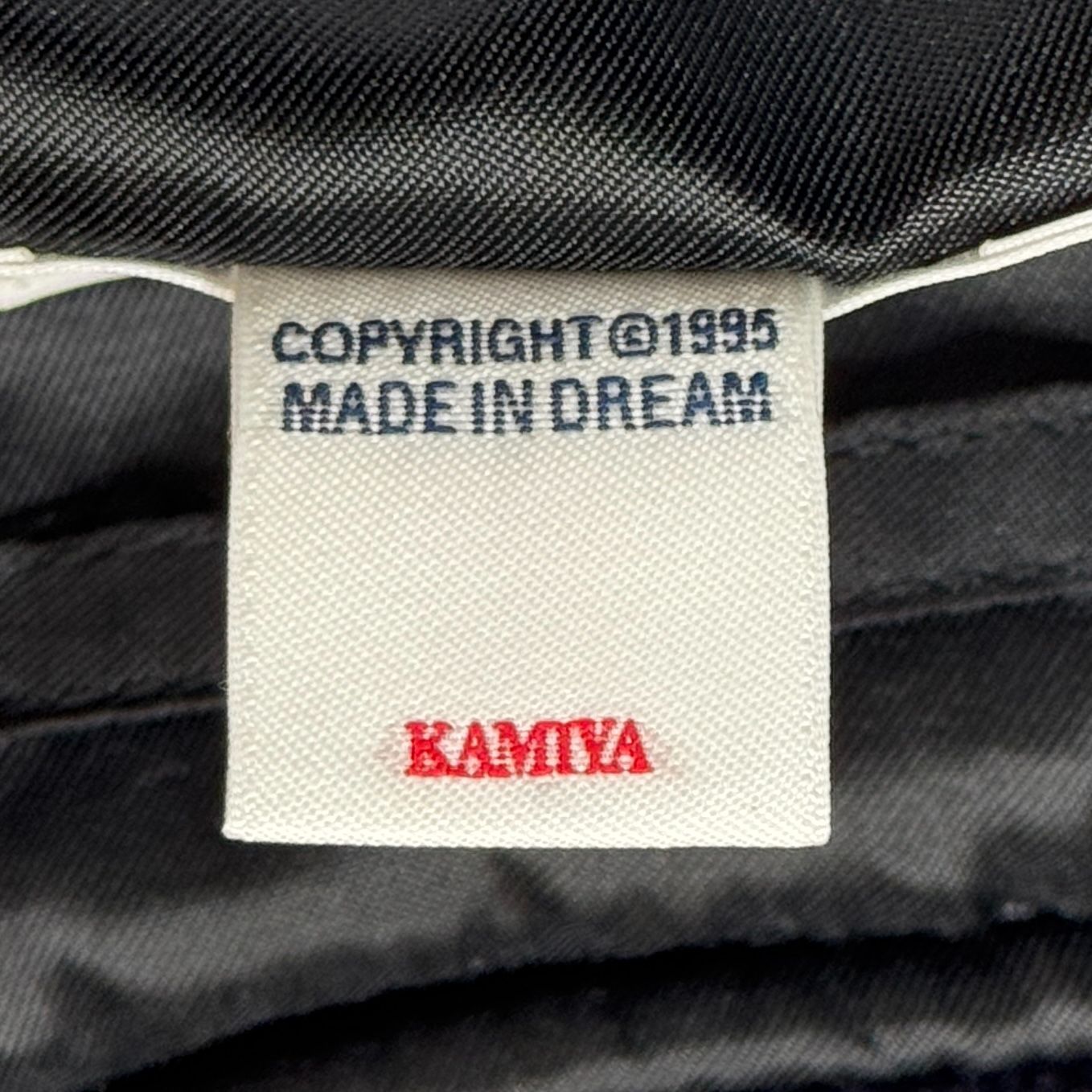 KAMIYA 25SS トロンプルイユ プリント ブルゾン 入荷情報] KAMIYA 25SSコレクションより新作のウェアとキャップ