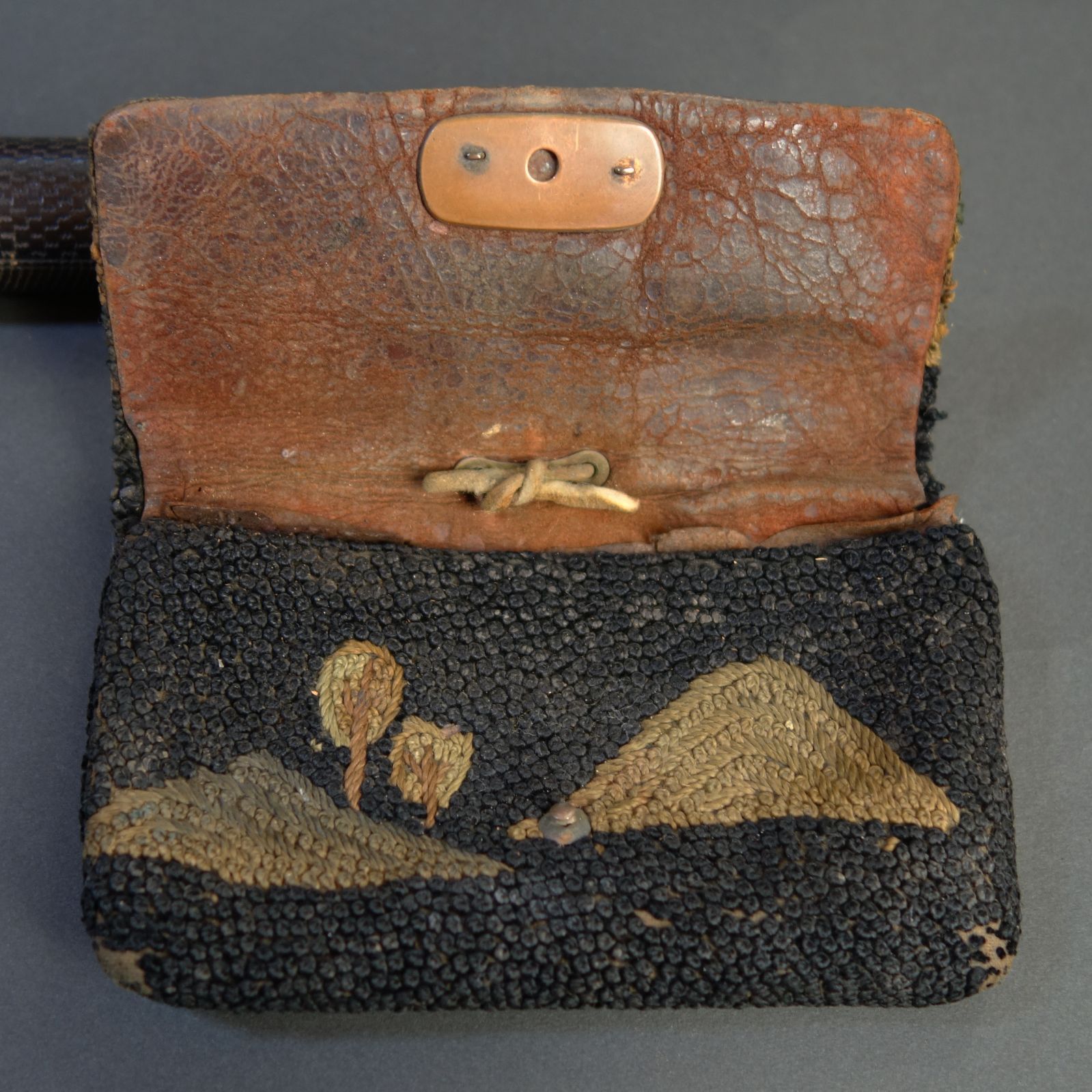 時代物 煙管 煙草入 煙管筒 金口 細工 彫刻  一式  骨董 アンティーク 煙管 煙管筒 煙草入 【 煙管 真鍮製 ／ 煙管筒 漆塗製 ／ 煙草入