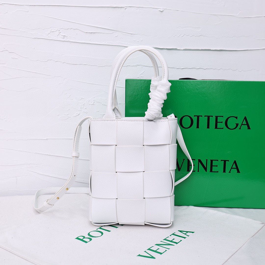 Bottega Veneta ポッテガヴェネタ ミニ カセット トートバッグ レディース