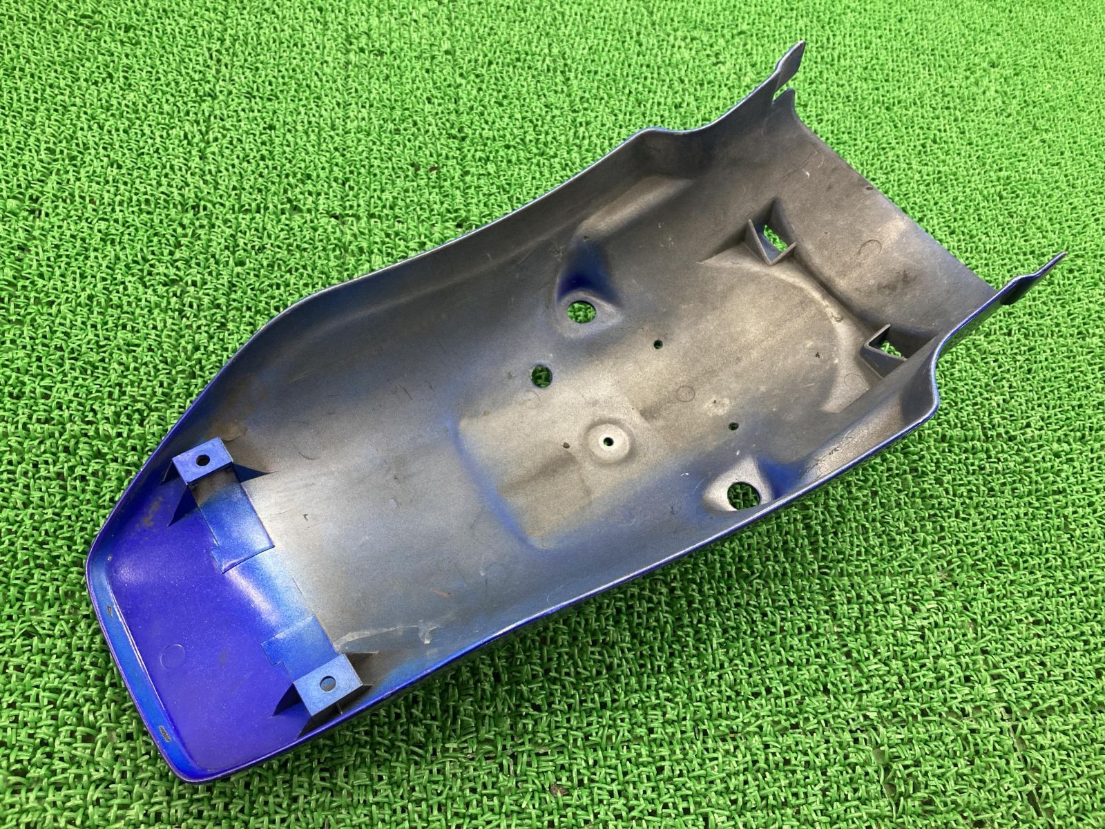 V-MAX リアフェンダー 青M ヤマハ 純正 中古 バイク 部品 Vmax コケキズなし ペイント素材に 車検 Genuine V-MAX リアフェンダー 青M ヤマハ 純正 中古 バイク 部品 Vmax