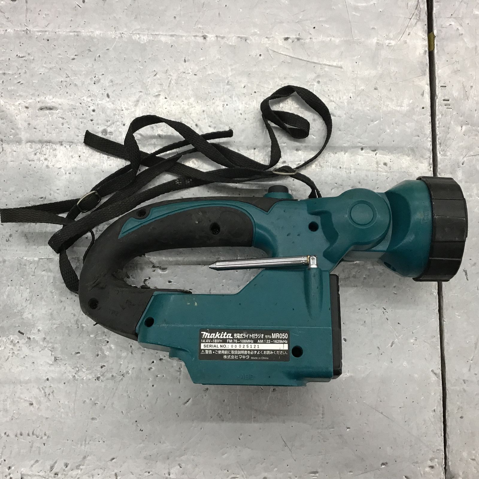 マキタ MR050 コードレスラジオ付ライト 本体のみ Amazon | マキタ(Makita) 充電式ラジオ付ライト (本体のみ