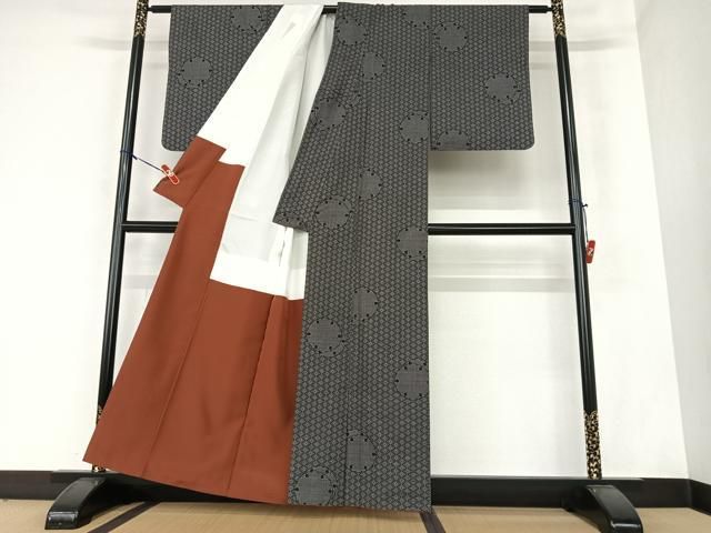 平和屋着物○本場大島紬 一元絣 雪輪重ね花文 黒地 正絹 逸品