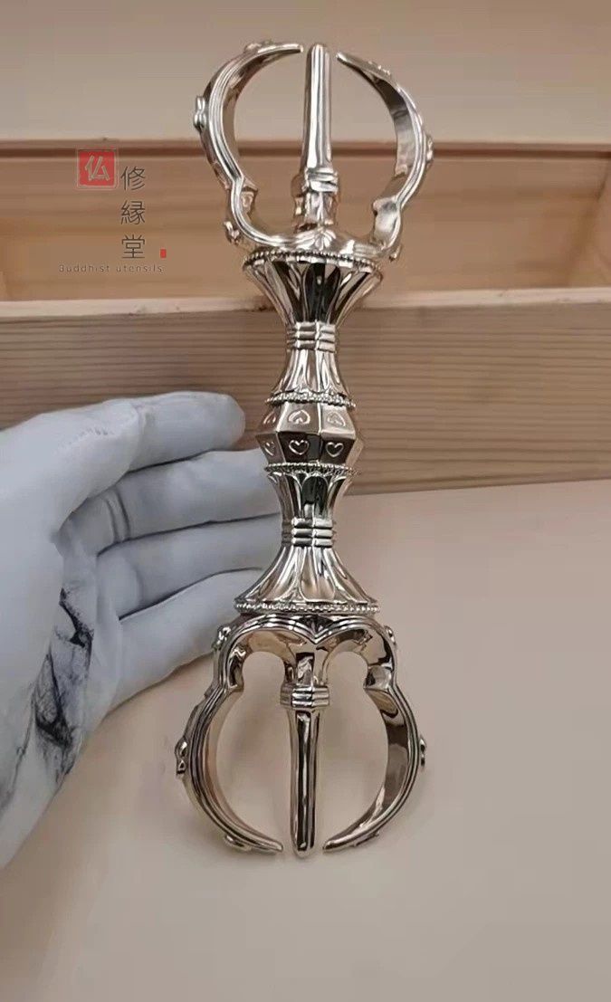 【修縁堂】逸品 密教法器 弘法大師 独鈷杵 金剛杵 真鍮製 仏教美術 修縁堂】密教法器 弘法大師 三鈷金鋼杵 法具 真鍮製 vajra 23CM