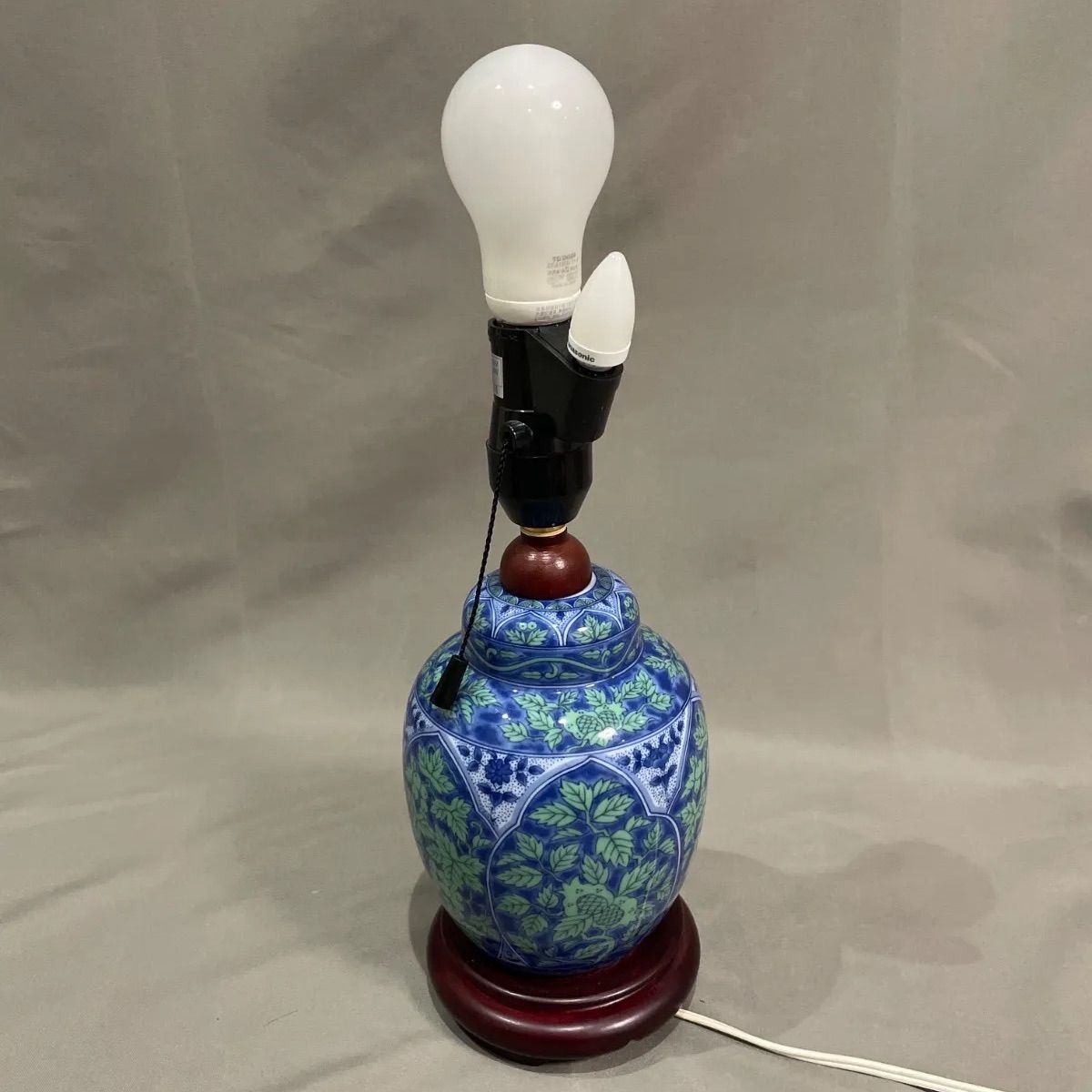 ★ 青華緑彩 陶器 木製 電気 スタンド ランプ 照明 ライト 電球 大型 花柄 青華緑彩 陶器製テーブルランプ スタンド ランプ 花瓶卓上ライト