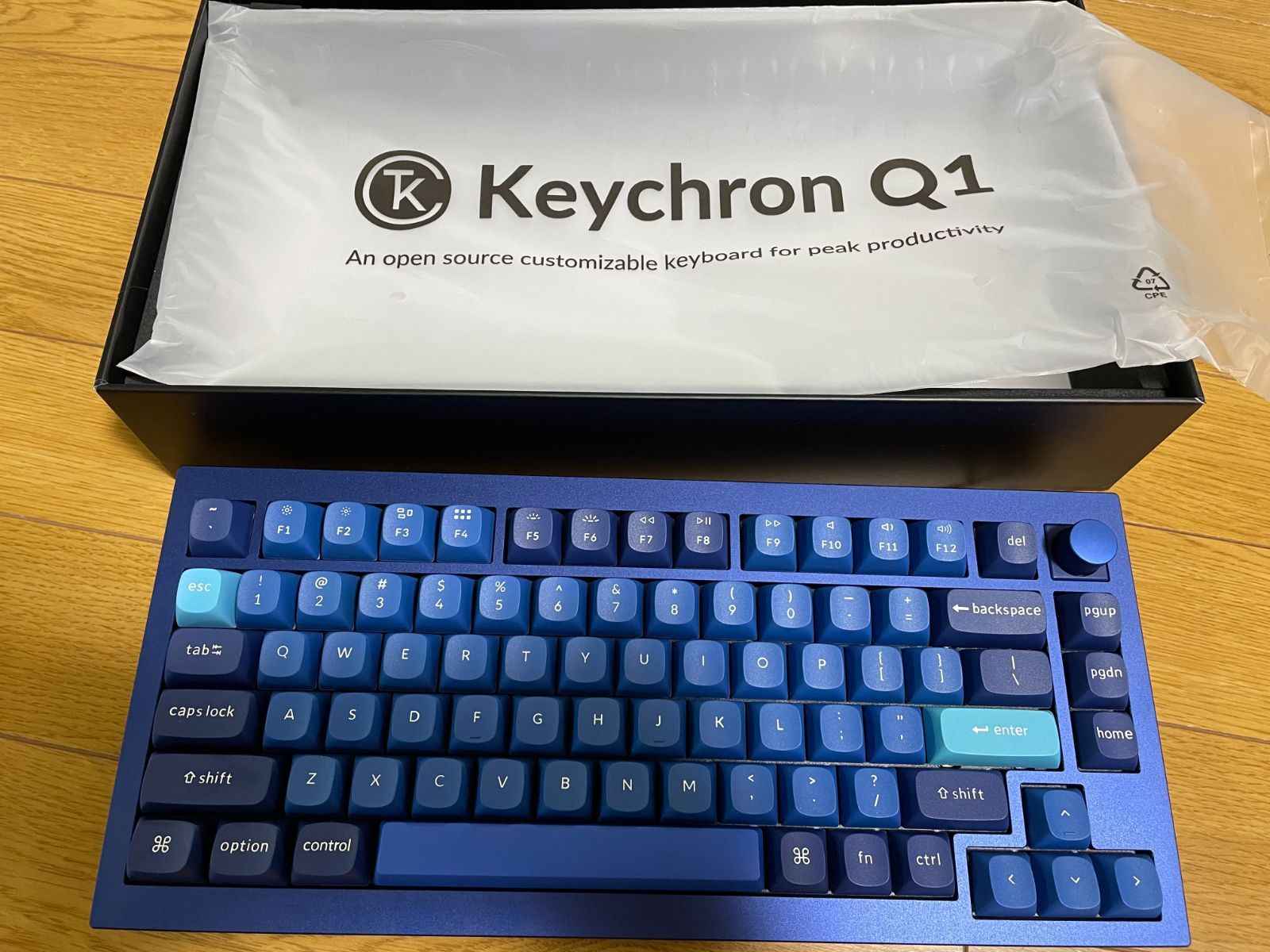 経典ブランド 美品 Keychron Q1 V2 QMK ノブバージョン US配列 赤軸