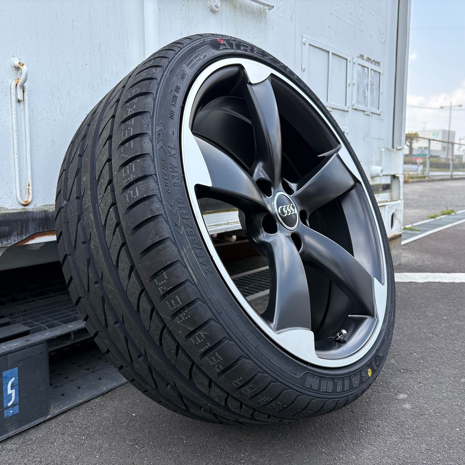 4本新品】アウディ Audi A4(8W/8K) TT(8J) A3(8V) A5 A6 Q2 19