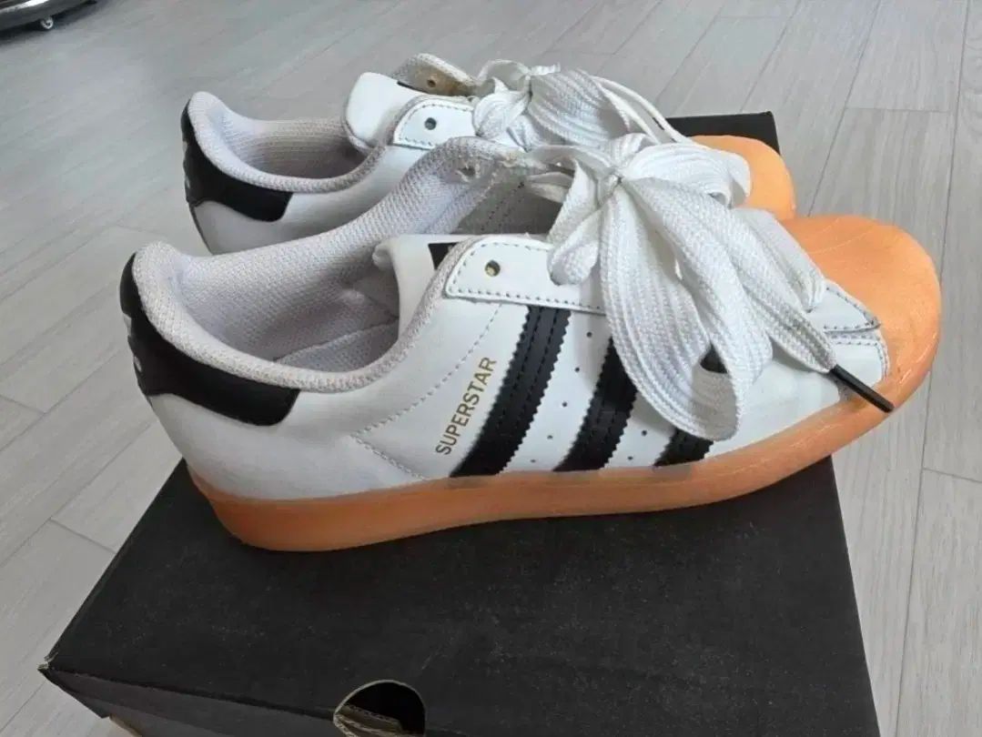 アディダス 白黒 スニーカー 230