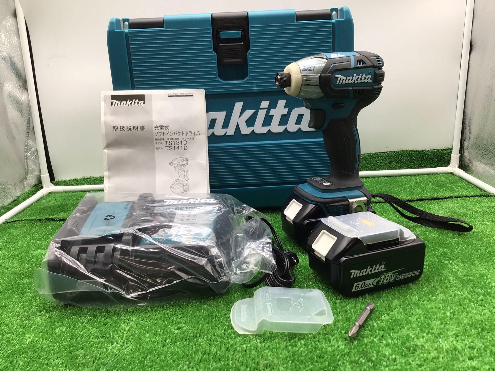 M697DSX　動作確認OK LEDライト付き　マキタ インパクトドライバー バッテリー2個付き 充電器付き ケース付き 14.4ボルト 現状品】 マキタ makita 14.4V コードレスインパクトドライバ M697DSX