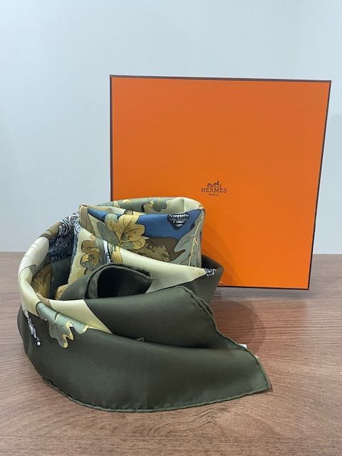 エルメス HERMES スカーフ カレ90 シルク AU PLUS DRU エルメス スカーフ シルク100% カレ90 AU PLUS DRU レディース