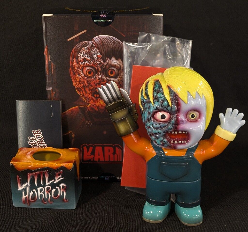 SURRENDER TOYS X Thurscream LITTLE HORROR Karl オレンジシャツ/紺色オーバーオール/黄色髪