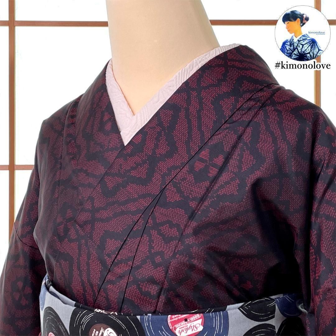 大島紬 着物 正絹 幾何学 花柄 ヨコソ 濃紺 kimonolove リユース品 手入れ済み品 オゾン消臭サービス A-1807