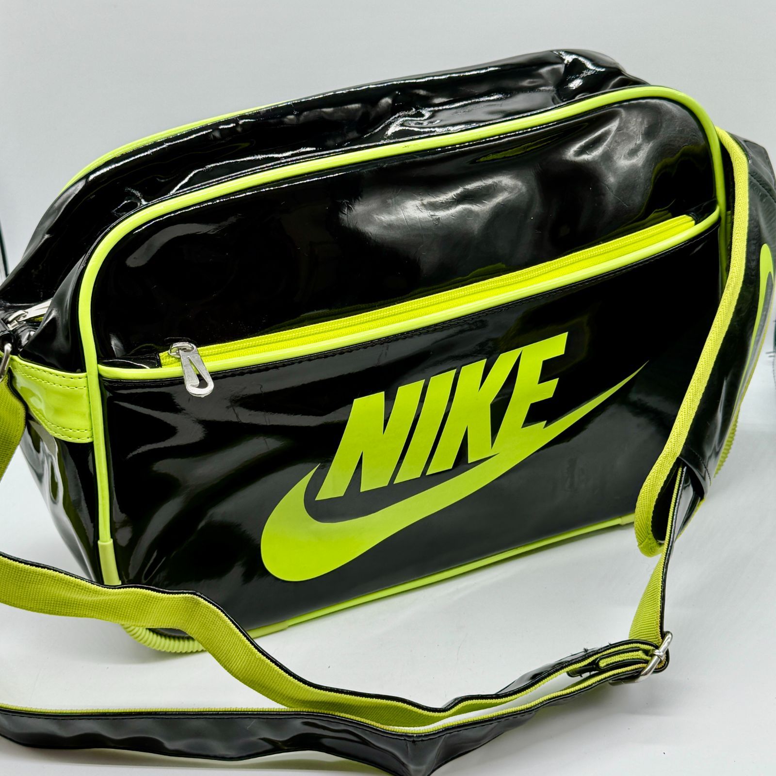 NIKE ナイキ スポーツバッグ エナメル 蛍光色 黄緑色 鞄 ショルダー