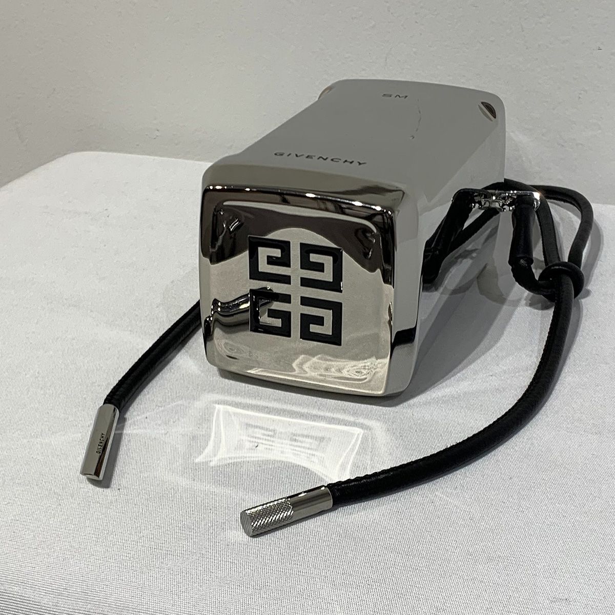 ジバンシィ 4Gキャップレザーショルダーストラップ付きステンレス