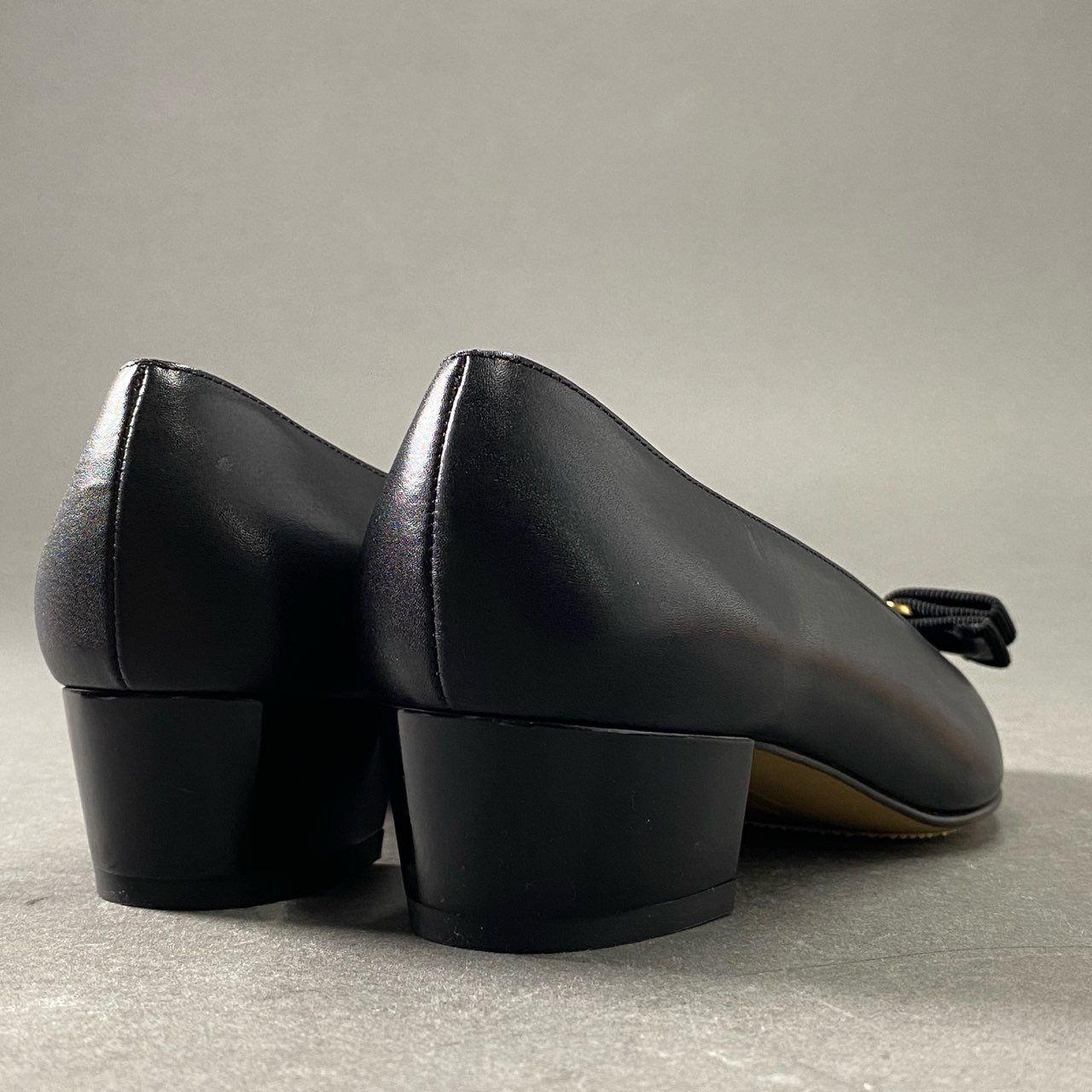 1f11 Salvatore Ferragamo サルヴァトーレフェラガモ ヴァラリボン スムースレザー パンプス レザーパンプス サイズ5D  ブラック レディース 女性用 靴 - メルカリ