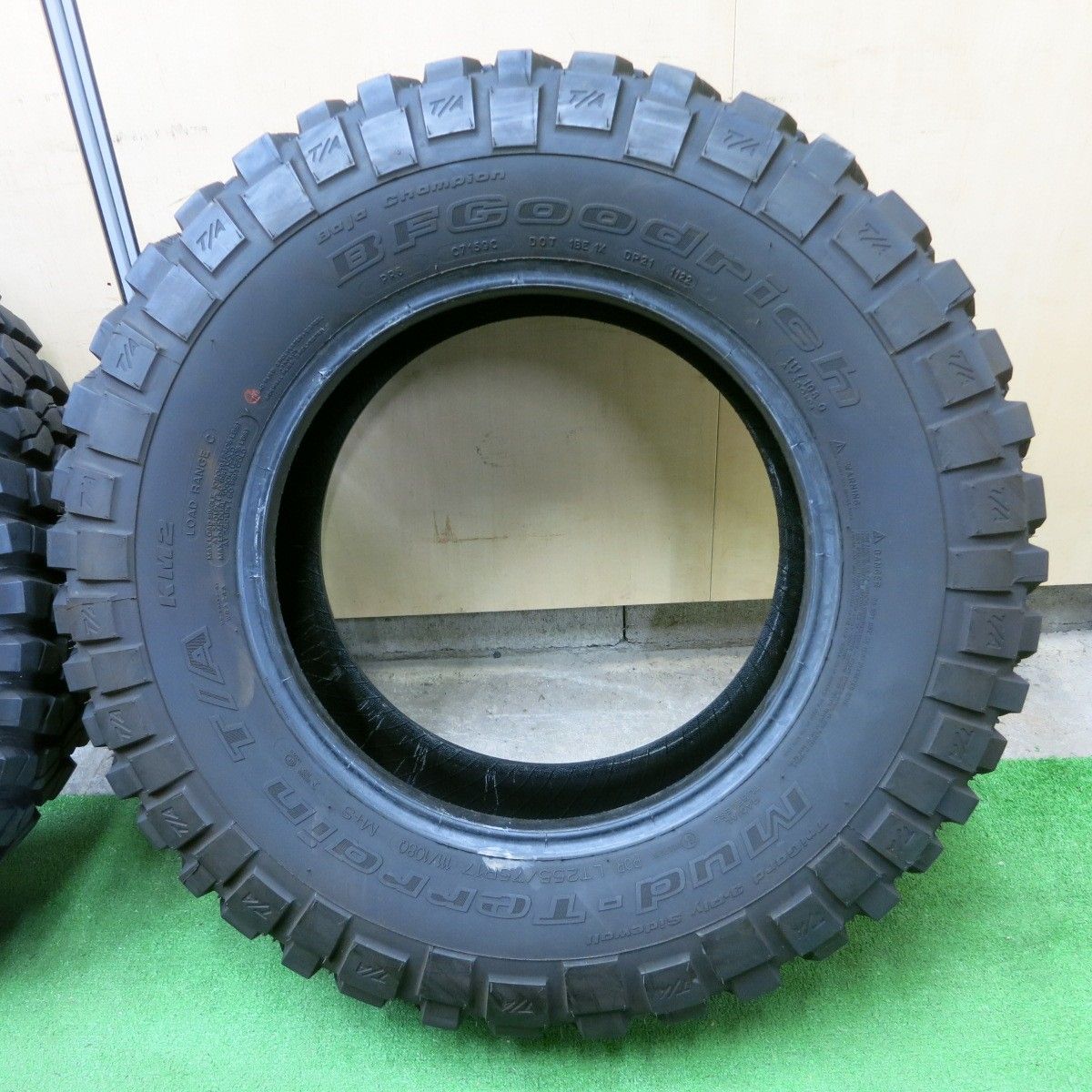 *送料無料* バリ溝！22年！9.5分★255/75R17 111/108Q BFグッドリッチ Mud-Terrain T/A KM2 17インチ JEEP ジープ ラングラー プラド等★4070501ナノタ