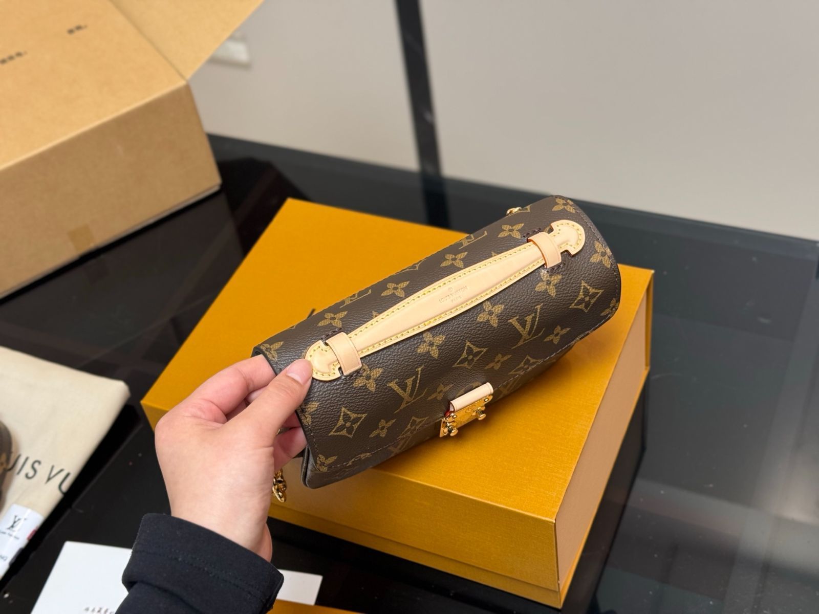 今日特価】LV Monogram Messenger Bag ルイ・ヴィトン