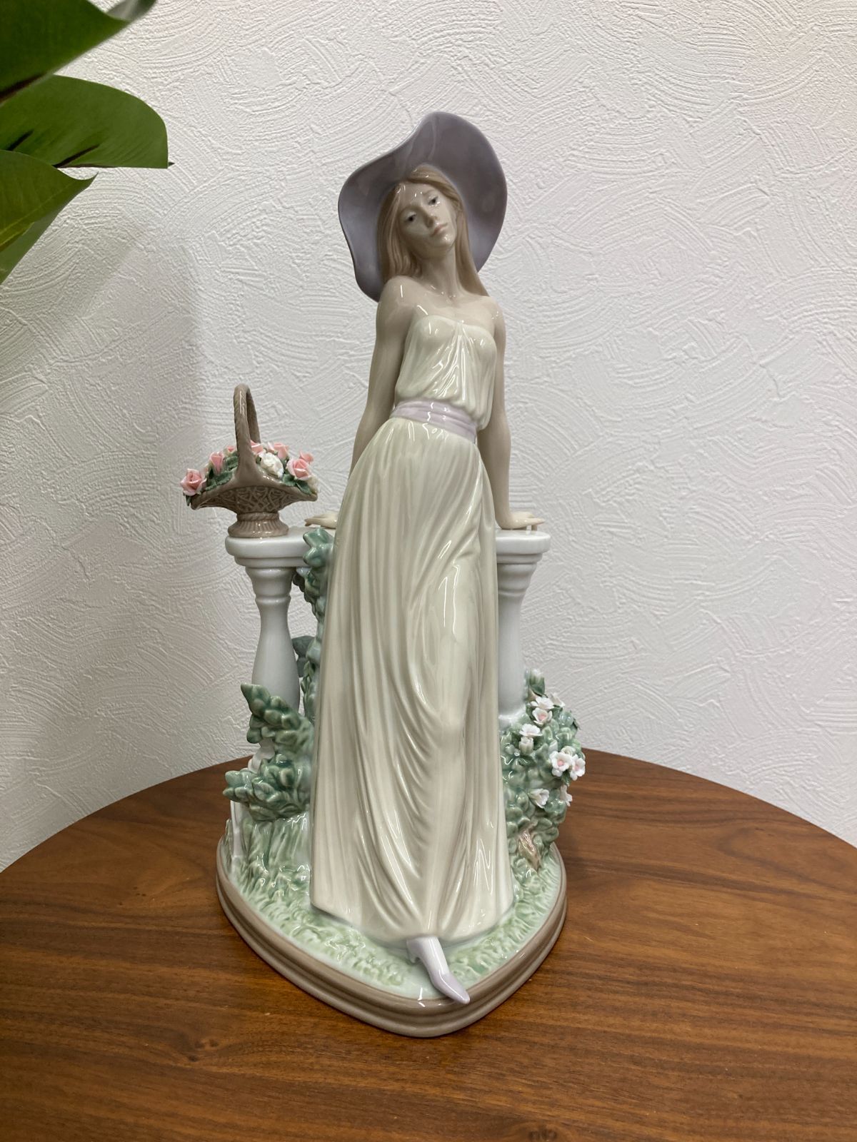 リヤドロ（Lladro リアドロ 陶器人形 置物） 婦人 優雅な散歩の