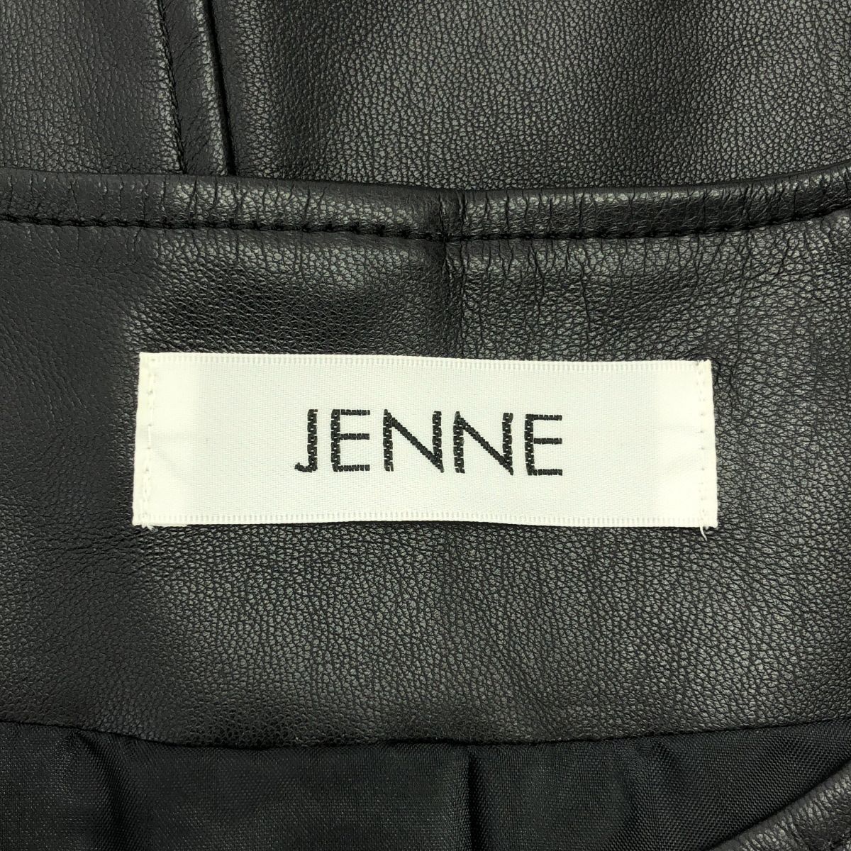【美品】JENNE ジェンヌ　ブラック　エコレザーペプラムジャケット カシュクール ペプラムジャケット｜JENNE(ジェンヌ)公式通販