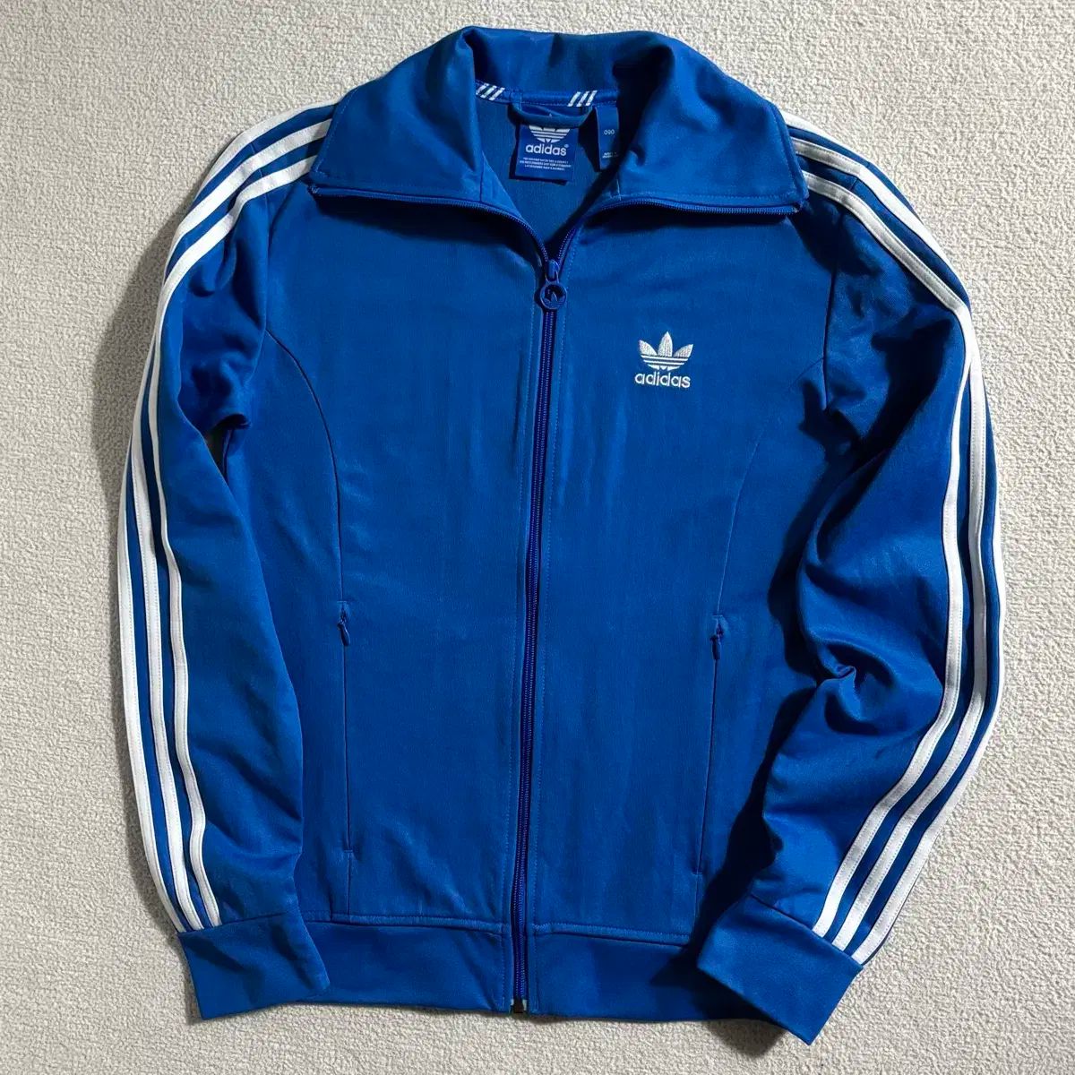 アディダス 新モデル ヨーロッパ ブルー ジャージ