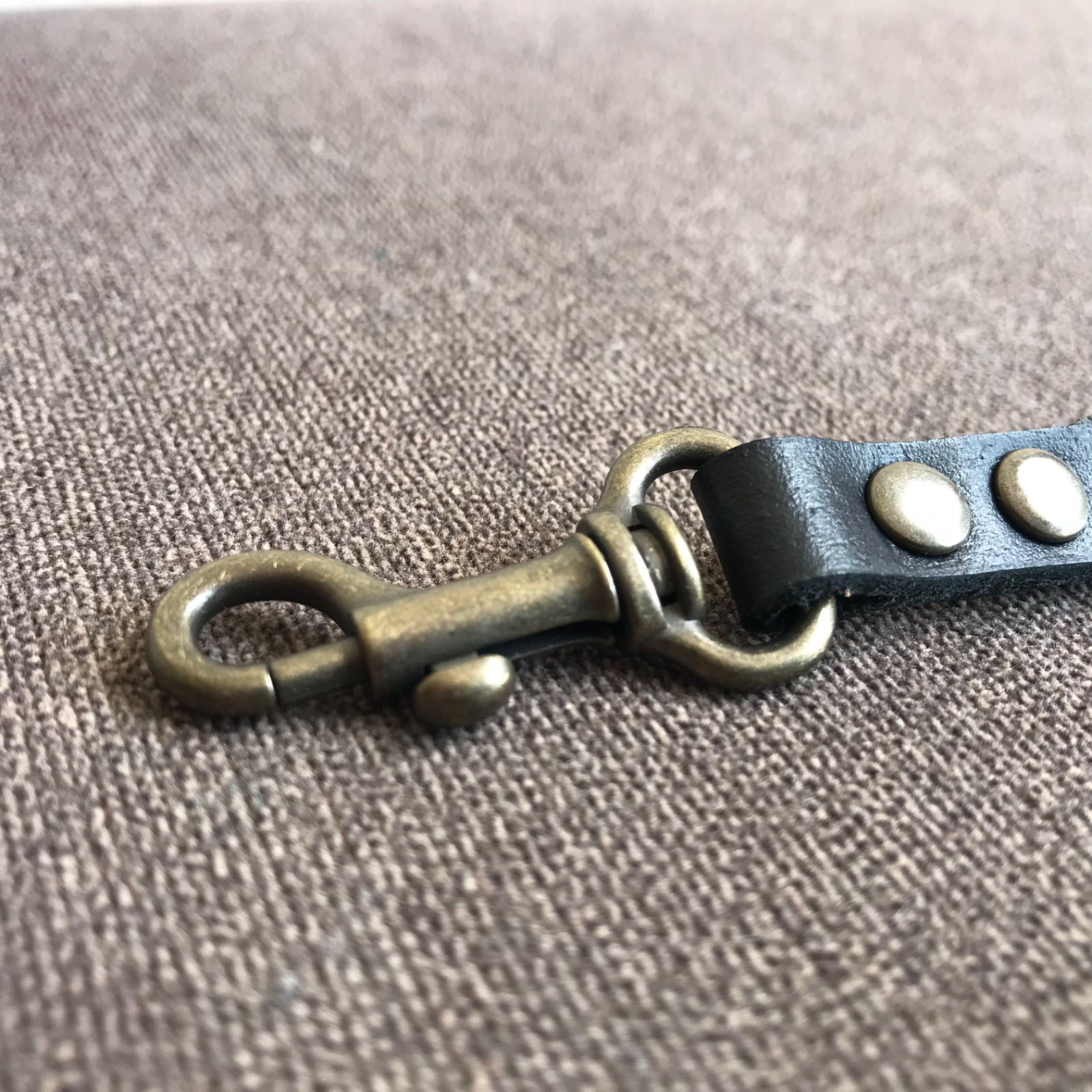 シンプルなレザーリード／アンティーク金具　※ネームタグ付き