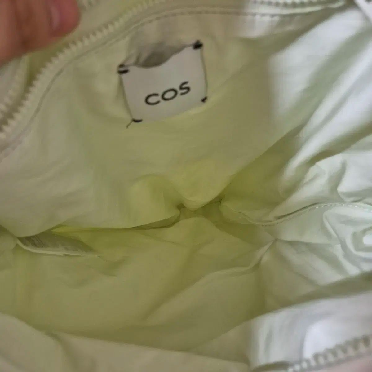 COS KITEショルダーバッグ ライトグリーン KITE SHOULDER BAG - NYLON - LIGHT GREEN | COS