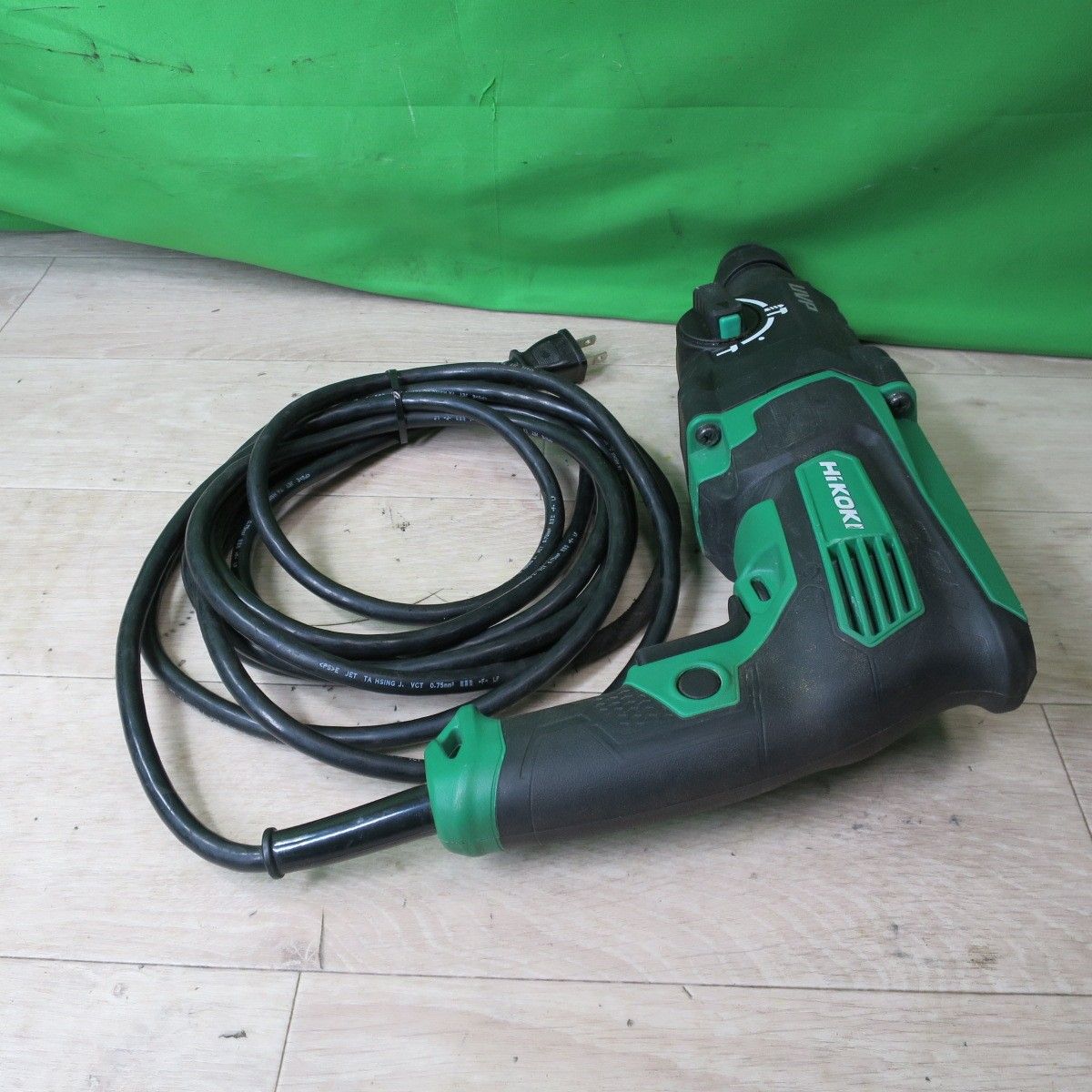 100V