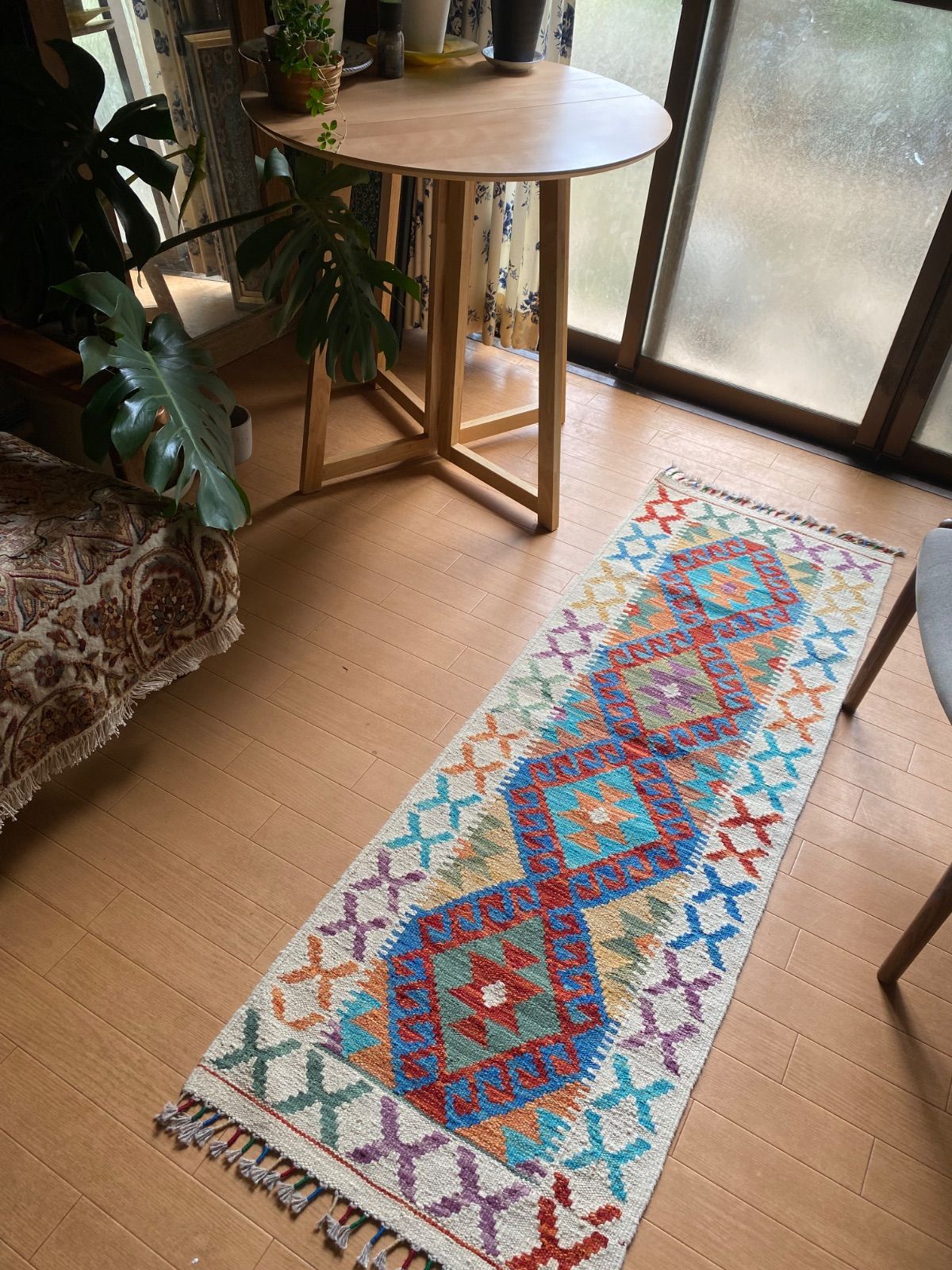 椅子に掛けたり机にも