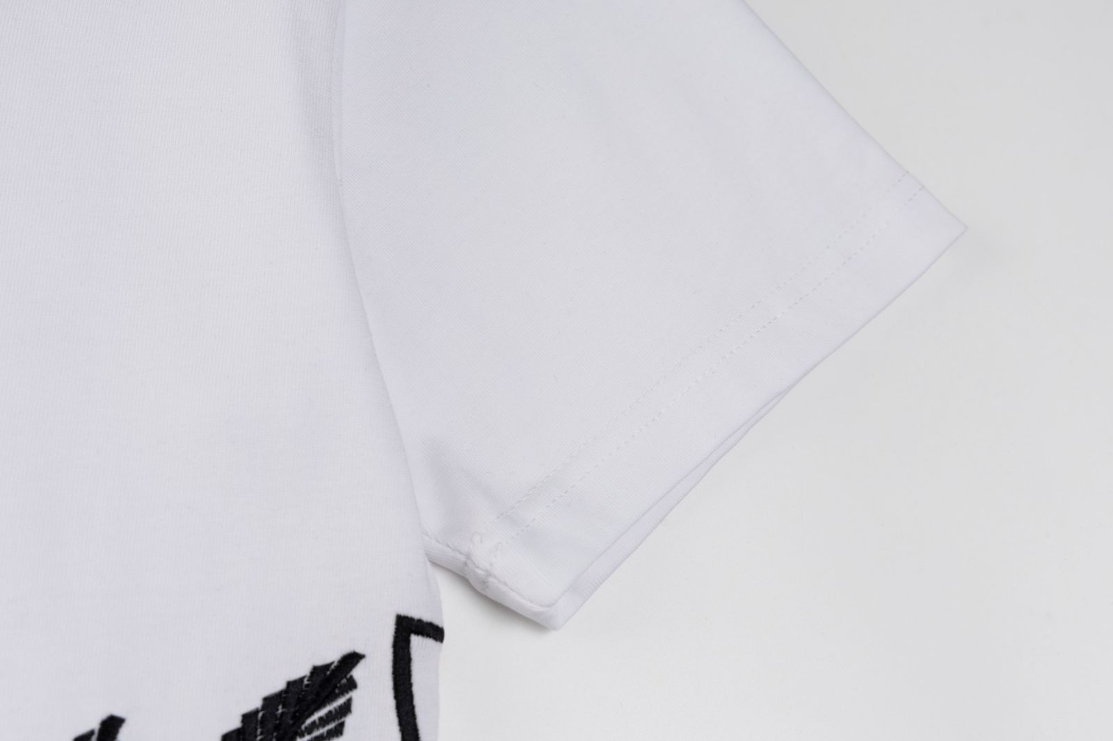 今日特価】BURBERRY 25SS 刺繍ロゴ T シャツ - メルカリ