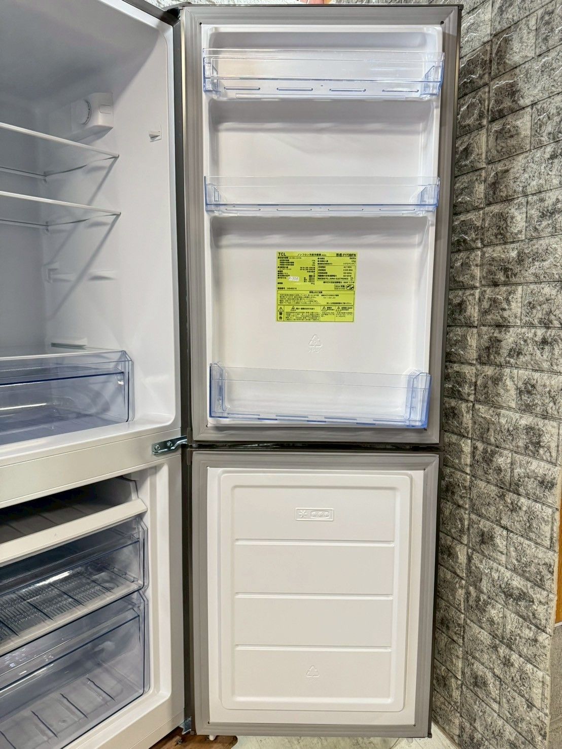 大阪送料無料★3か月保障付き★冷蔵庫★2023年★F173BFN★IR-1076 高年式 美品】大阪送料無料☆3か月保障付き☆冷蔵庫☆TCL☆2ドア☆2024