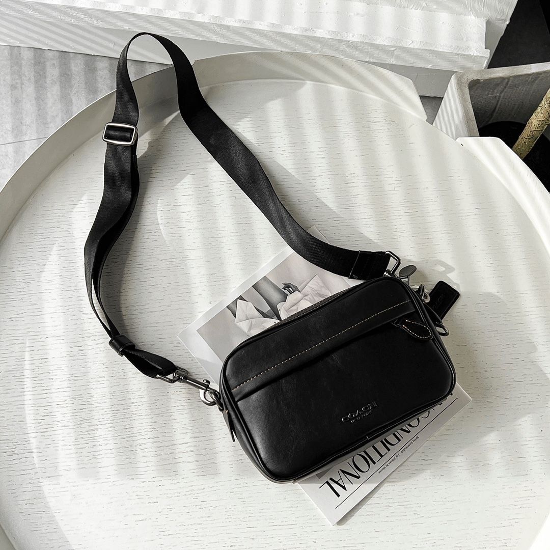 セール中】コーチ COACH ショルダーバッグ メンズ - メルカリ