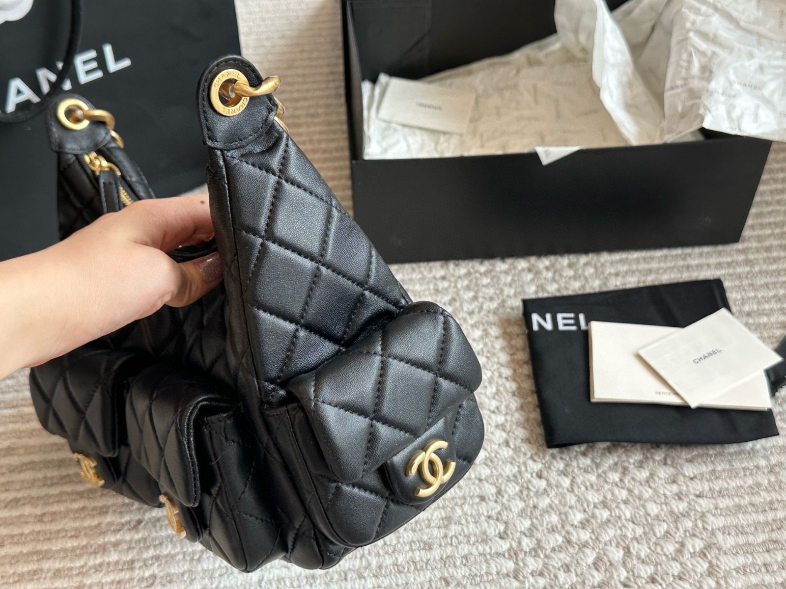 【遊びゴコロが光る♡】CHANEL イヴニングバッグ オールブラックコーデにCHANELピンクのココハンドルが可愛い