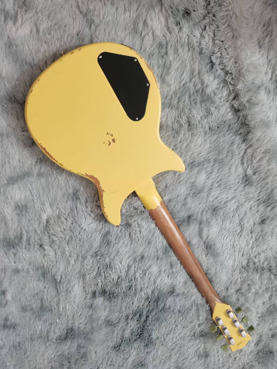 レスポールタイプ ダブルカッタウェイ イエローカラー