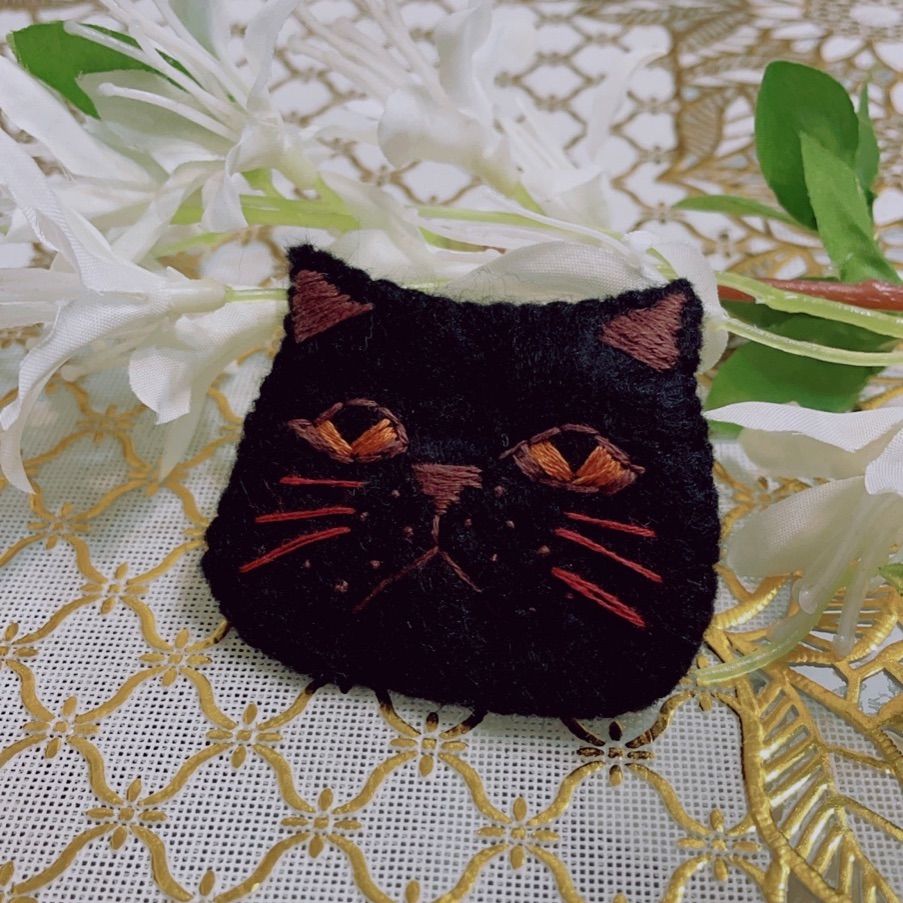 メルカリShops - 猫 刺繍 ブローチ ハンドメイド