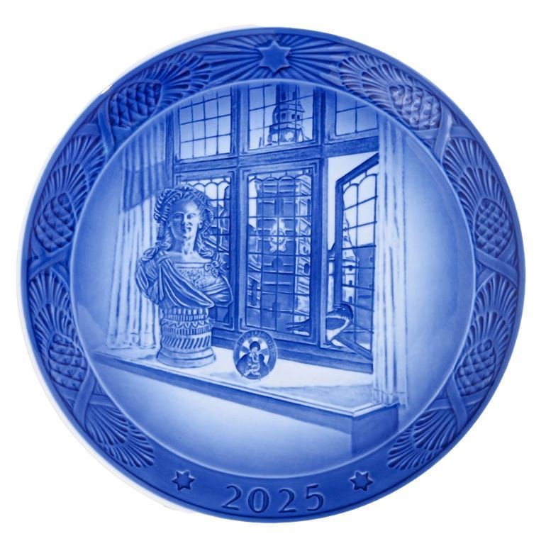 ロイヤルコペンハーゲン ROYAL COPENHAGEN イヤープレート 令和7年 皿立て付き ジュリアンマリー皇太后の胸像 1901125 1074923 北欧食器 洋食器 インテリア 置物 オブジェ