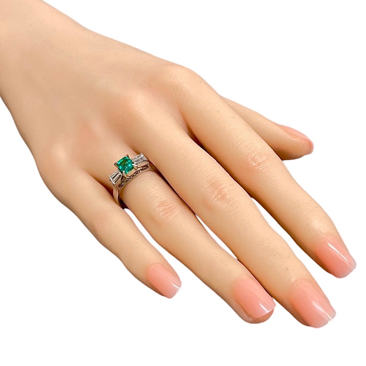 Pt900 エメラルドリング 13号 0.47ctダイヤ入り - メルカリ