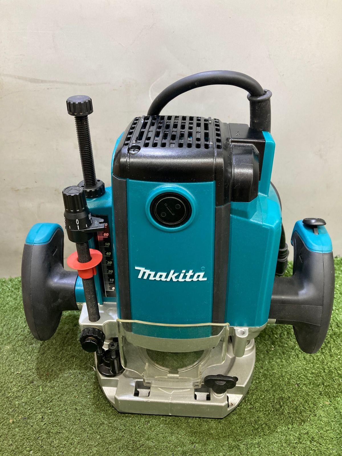 0921 makita マキタ ルータ チャック孔径12㎜ RP1801 ITC4GN6H9YMS