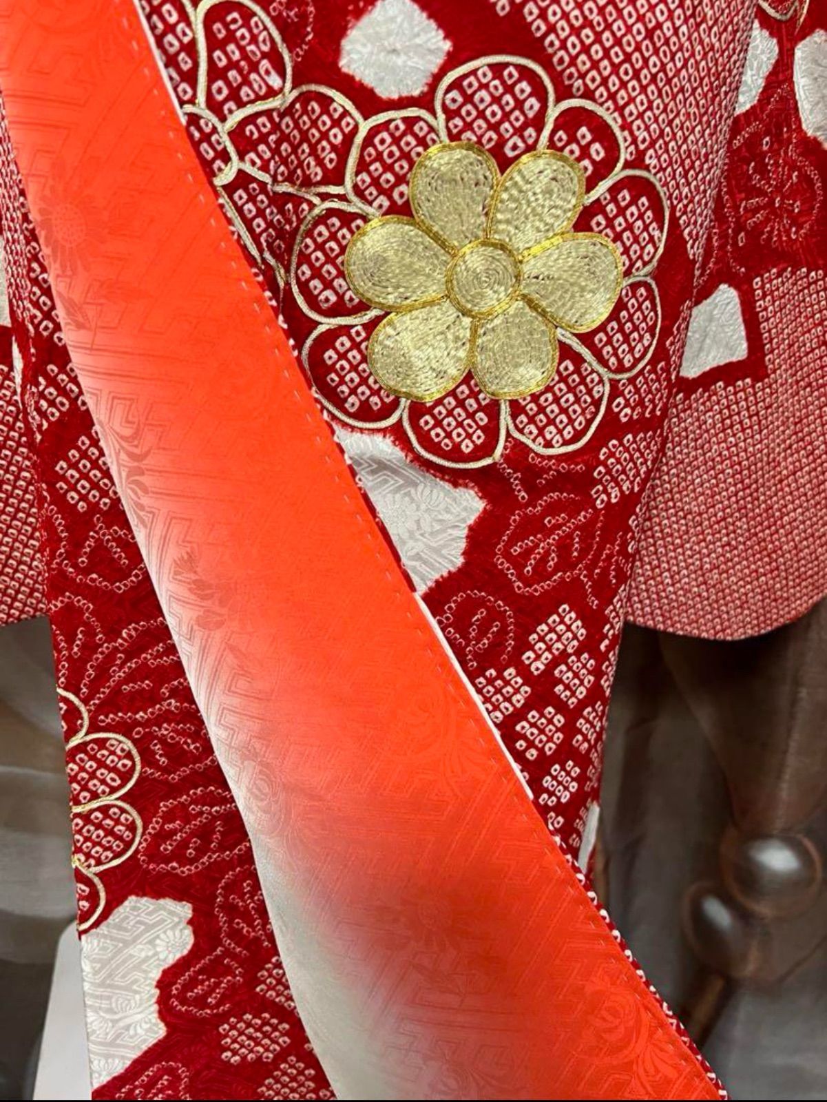 金駒刺繍入り　総絞り　正絹振袖 赤と白 花柄 豪華刺繍　成人式　和装小物セット 金駒刺繍入り総絞り正絹振袖 赤と白 花柄 豪華刺繍成人式和装小物セット