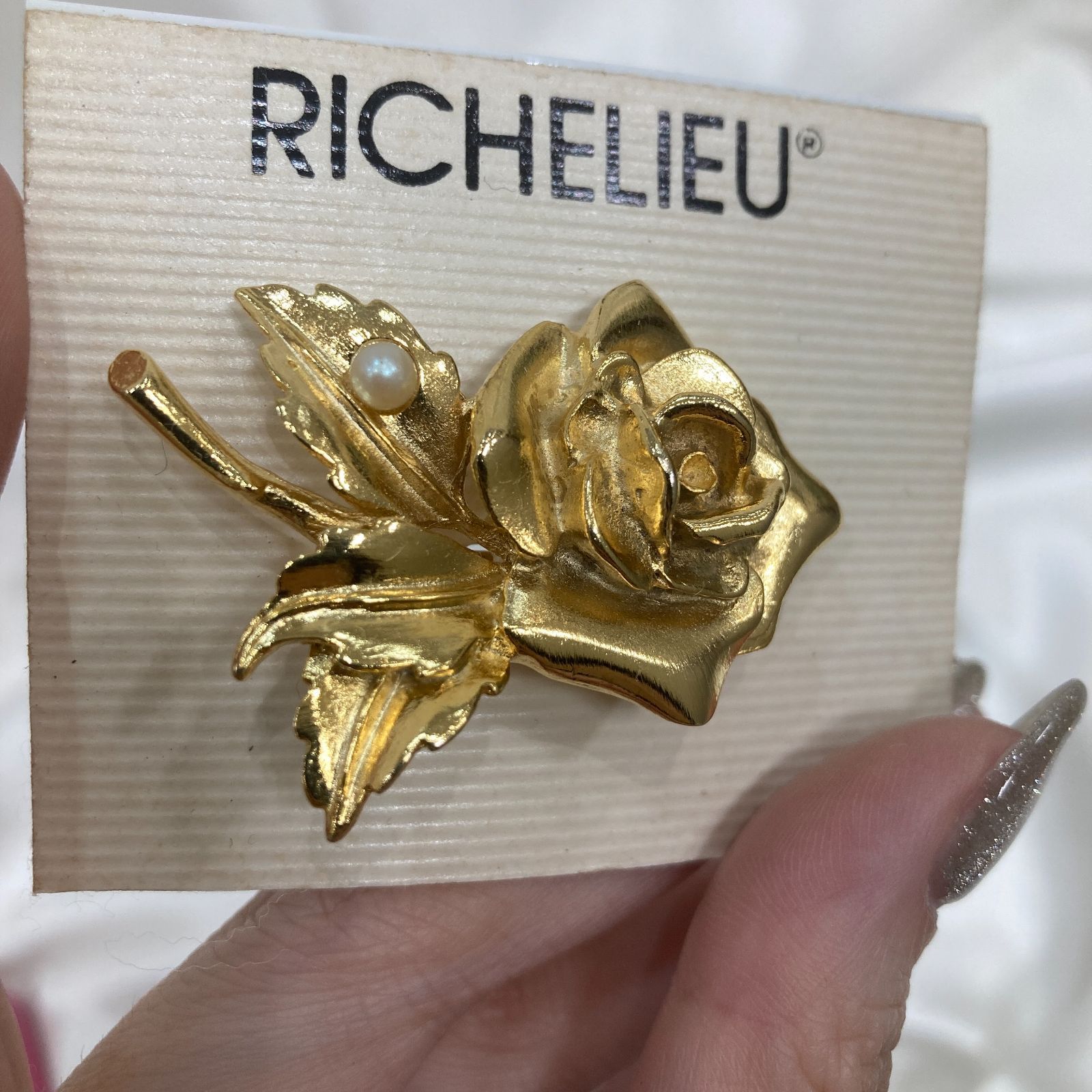 A【ヴィンテージ】RICHELIEU リシュシュー コサージュ ブローチ ゴールド色 薔薇モチーフ バラ アンティーク 高級感 - メルカリ