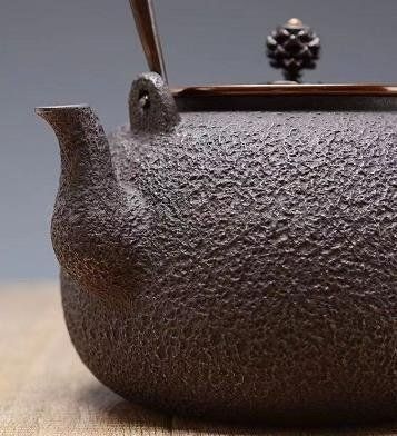 洋風の 砂鉄 大容量鉄壺 コーティングなし 手作り鉄 やかんを沸かす お茶の道具 1200ML お値打ちの