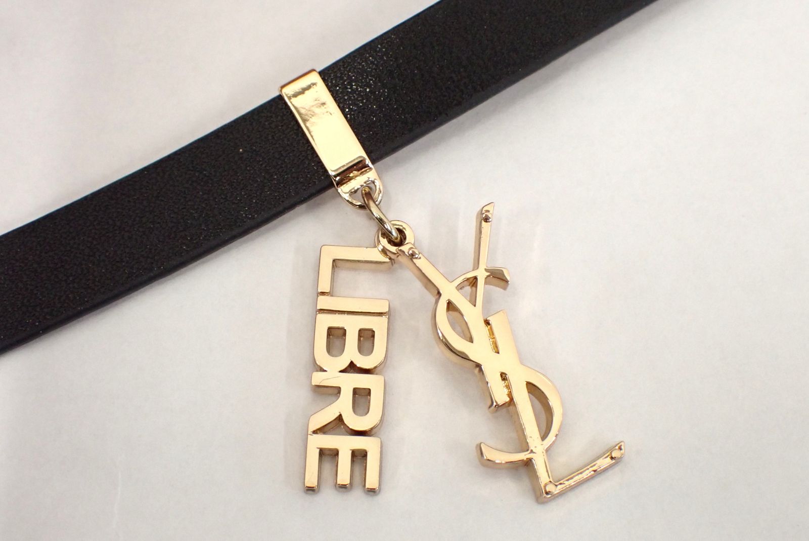 美品 サンローラン チョーカーブラック YSL LIBRE ロゴチャーム - メルカリ