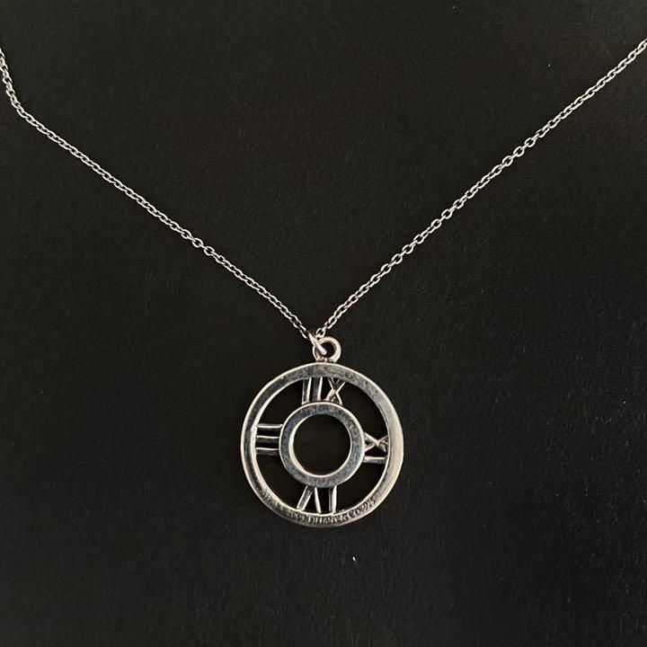 Tiffany & Co. アトラスオープンメダリオン レザーチョーカー Tiffany & Co. アトラスオープンメダリオン レザーチョーカー