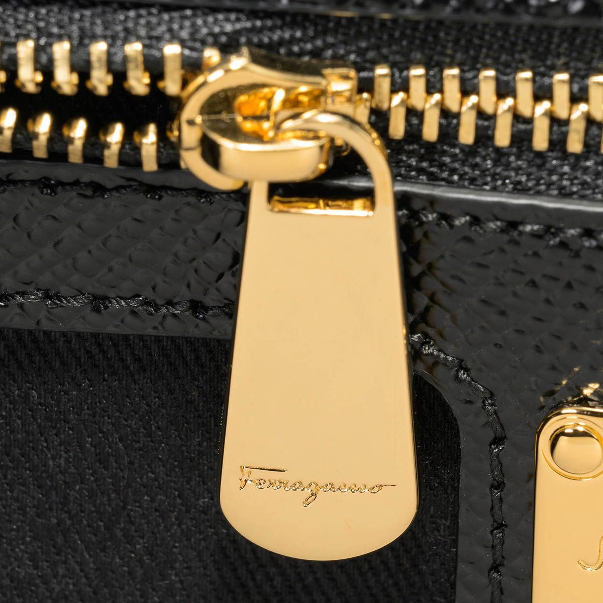 フェラガモキャリーオールブラック