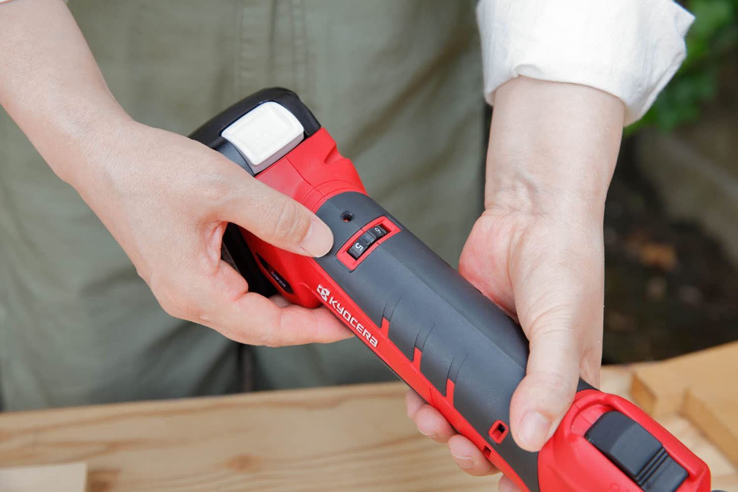 京セラ Kyocera 旧リョービ 充電式やすり BBY-1110L2 602000A レッド 作業に応じてベルト角度の調整やベルト速度を変速できる リチウムイオン10.8V ベルト速度6 7m s 連続使用時間 木工 13分 鉄工 15分 充