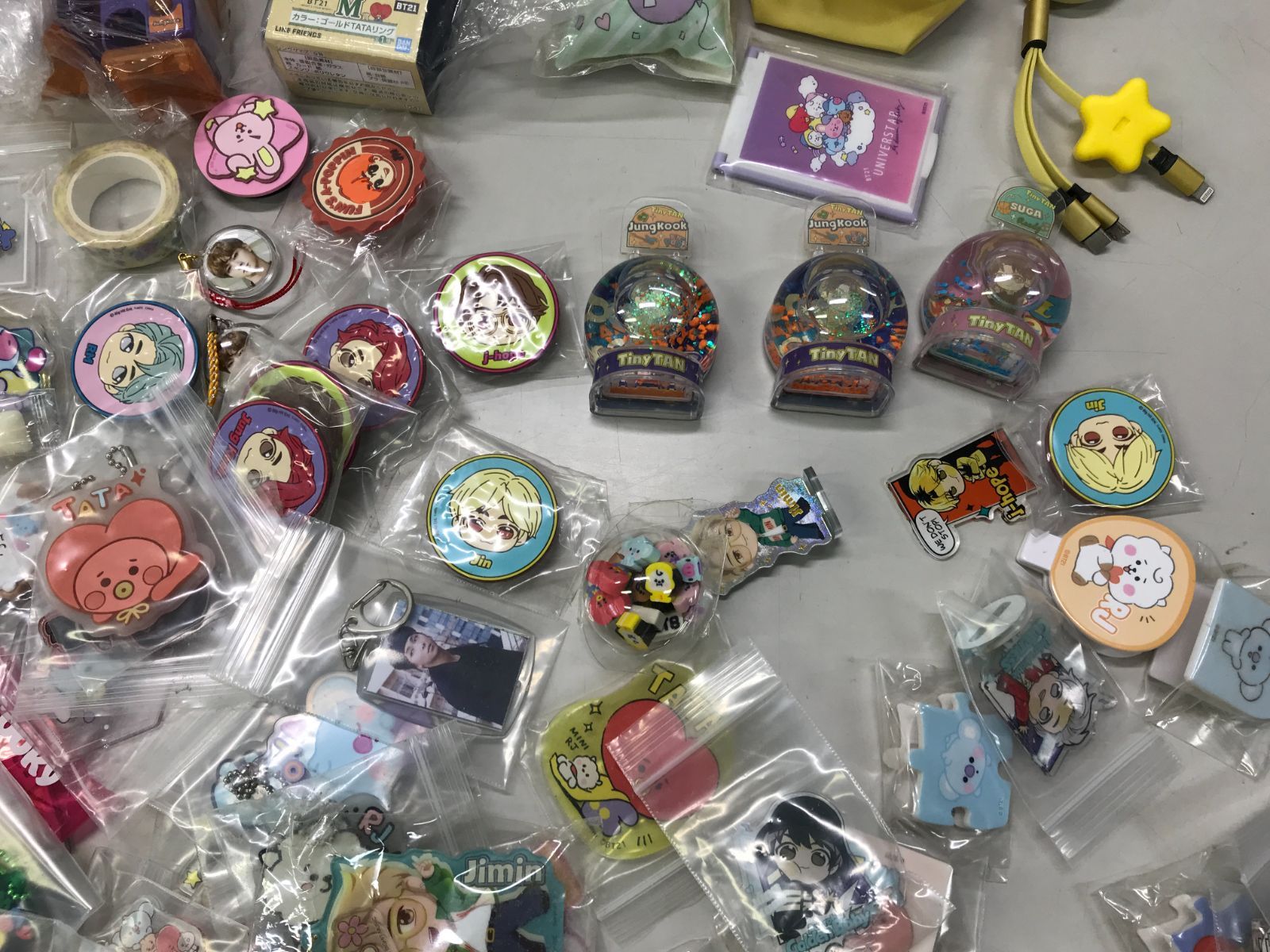 TinyTAN BT21 アクスタ ぬいぐるみ バッジなど まとめ売り TinyTAN BT21 アクスタ ぬいぐるみ バッジなど まとめ売り