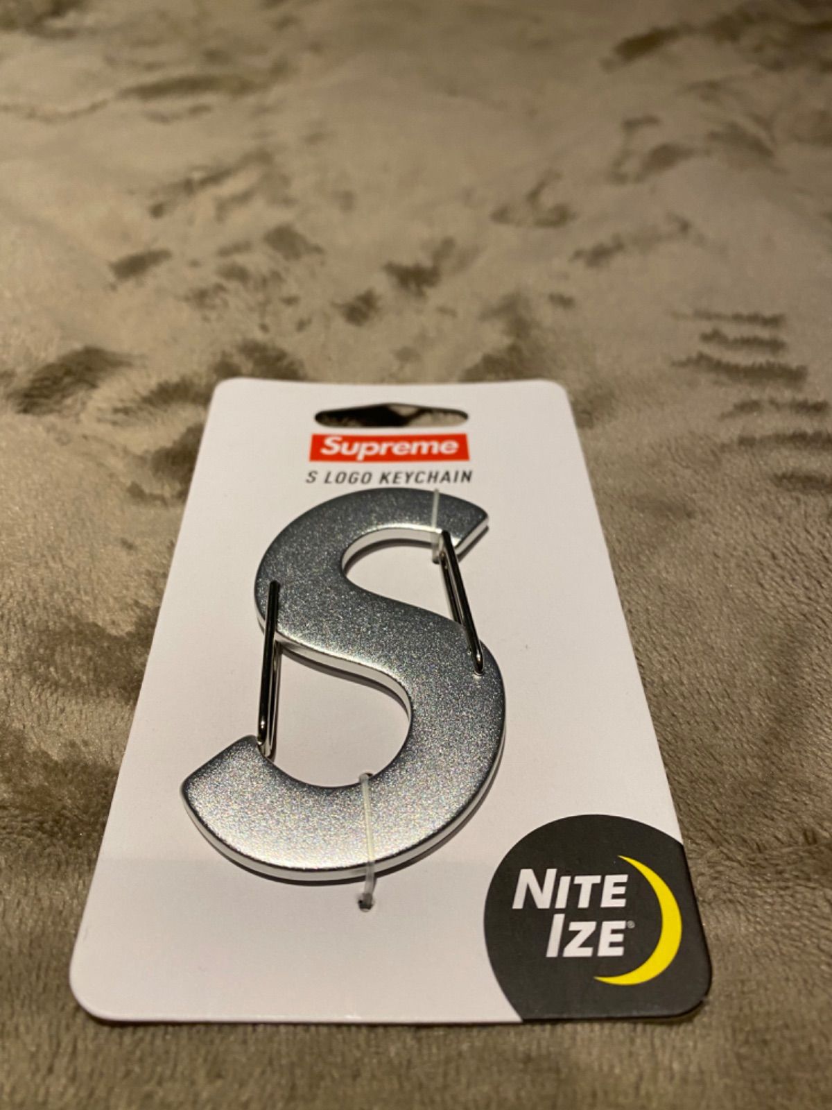 至高 Supreme Nite Ize S Logo Keychain Black i9tmg.com.br