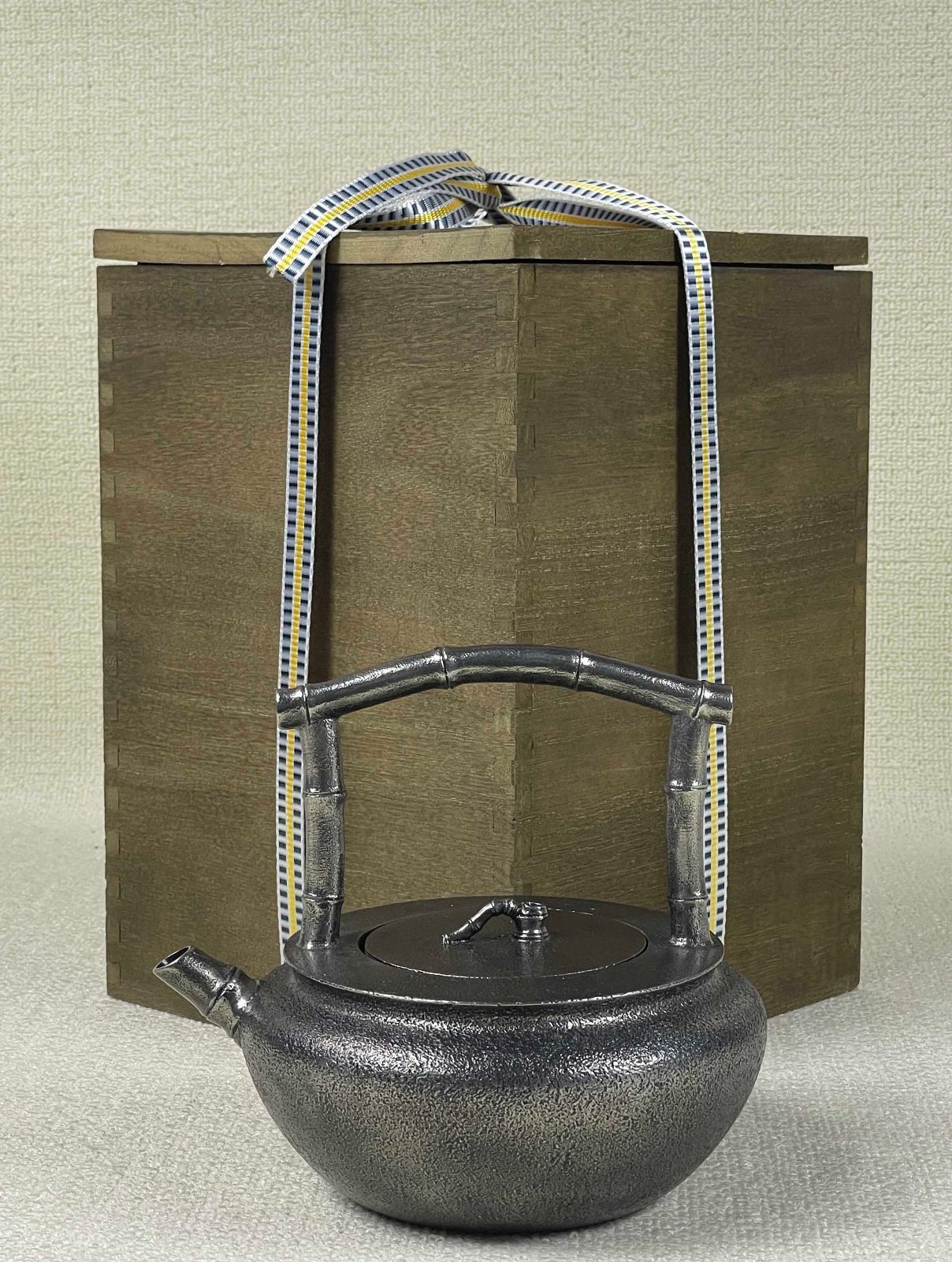 新品・正規品】雨宮宗作 鉄瓶 純砂鉄 専用箱付 日本伝統工芸 新品・正規品】雨宮宗作 鉄瓶 純砂鉄 専用箱付 日本伝統工芸
