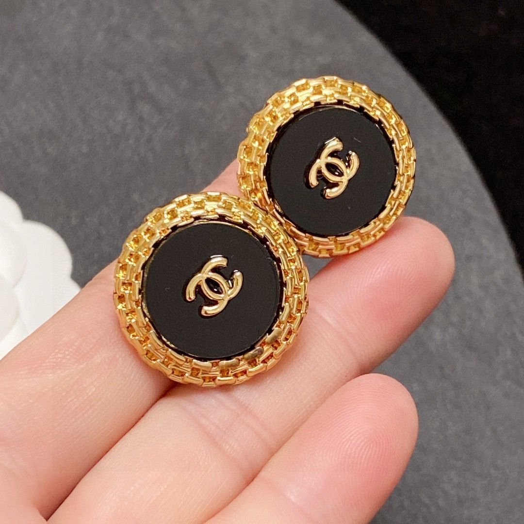 CHANEL ノンピアス